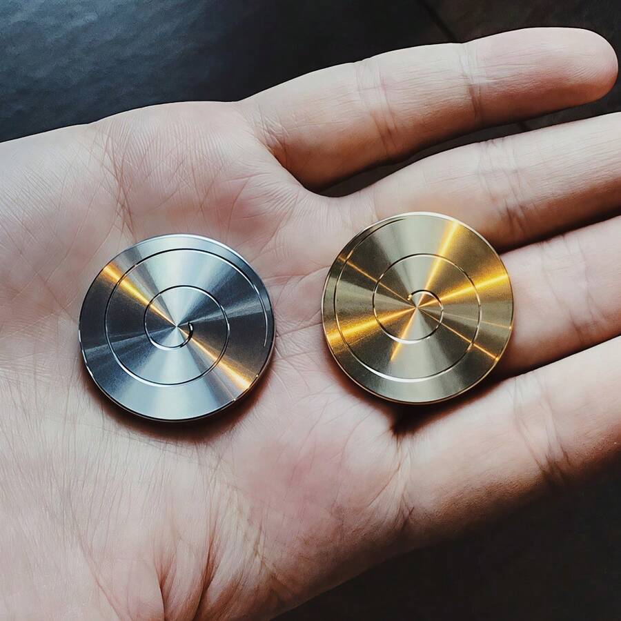 1 pieza Accesorio de escritorio de metal, Objeto de escritorio de movimiento suave, Compacto EDC para llevar en el bolsillo, Decoración de escritorio de metal minimalista, Adecuado para trabajo de oficina y uso diario, Regalo único para amigos y colegas
