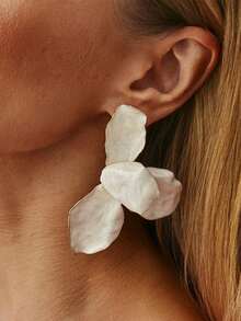 1 Pair Of Fashionable And Exaggerated Enamel Half Petal Flower Earrings, With A Unique Design Sense And Asymmetric Light Luxury Petal Earrings Suitable For Women's Daily Wear - White - View 3