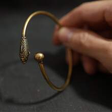 1件禮品 [情侶/閨蜜好運] 復古中式雙魚銅手鐲 附3D錦鯉吊墜，開口式手環，吉祥寓意飾品 - 棕色 - 查看 10