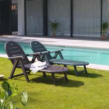 SP Berner Conjunto de 2 espreguiçadeiras dobráveis com apoio de braços e encosto ajustável em 4 posições. Design confortável e durável para jardim, terraço ou piscina. Com 2 rodas para facilitar o transporte. Fabricadas sem componentes metálicos para evitar ferrugem. Alta resistência às intempéries. Produzidas na Espanha com materiais reciclados. Leves, práticas e fáceis de guardar, ideais para uso externo. - C - Ver 4