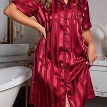 guangzhougaolangshangmao MuseNap CURVE Camisón de talla grande, Camisón sexy con cuello vuelto, manga corta, bolsillo bordado, rayas verticales jacquard de tafetán elástico - Burdeos - Ver 2