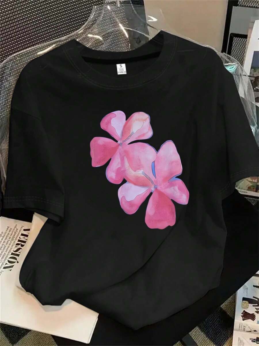 Esta blusa de manga corta y cuello redondo para mujer, con un estampado de tres flores rosas, es adecuada para todas las estaciones. - Negro - Ver 1