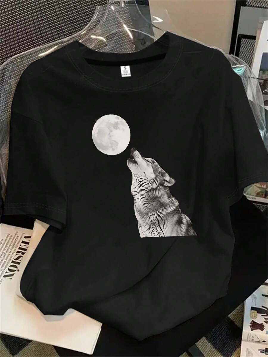 Camisa de mujer de manga corta y cuello redondo con estampado de un lobo rugiendo tras la luna, apta para todas las estaciones. - Negro - View 1