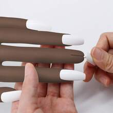 Mano de práctica para uñas acrílicas - Mano de silicona para práctica de uñas, puntas de uñas mejoradas que nunca se caen, mano de maniquí para práctica de uñas postizas, mano de maniquí flexible para práctica con 50 piezas de puntas de uñas. - Marrón Chocolate - Ver 9