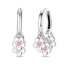 Un par de pendientes de plata de ley 925 con diamantes que presentan diseños originales de lágrima, trébol de cuatro hojas, flor, estrella de mar y fresa. Estos pendientes colgantes de circonita cúbica de colores ofrecen un aspecto fresco y versátil que es a la vez lujoso y delicado. Perfectos para el uso diario y para complementar, emanan un encanto alegre. - Multicolor - Ver 19