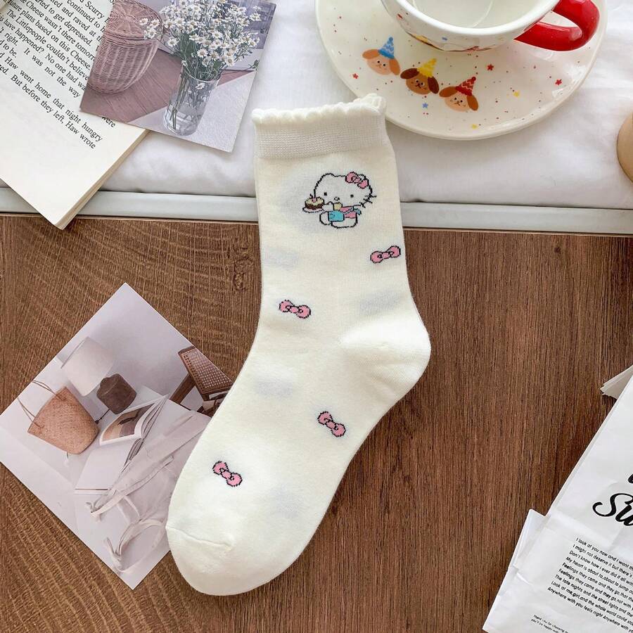 Miniso Hello Kitty 荷葉邊飾中筒襪，優質棉混紡，柔軟透氣親膚，彈性休閒襪，圓點與蝴蝶結印花，舒適時尚襪，適合日常穿著、街頭風格與日常使用 - 樣式 4 - 查看 1