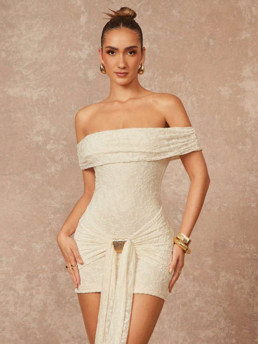 Vestido mini ajustado para mujer con volantes fruncidos y hombros descubiertos, decoración de metal - Negro - Ver 1