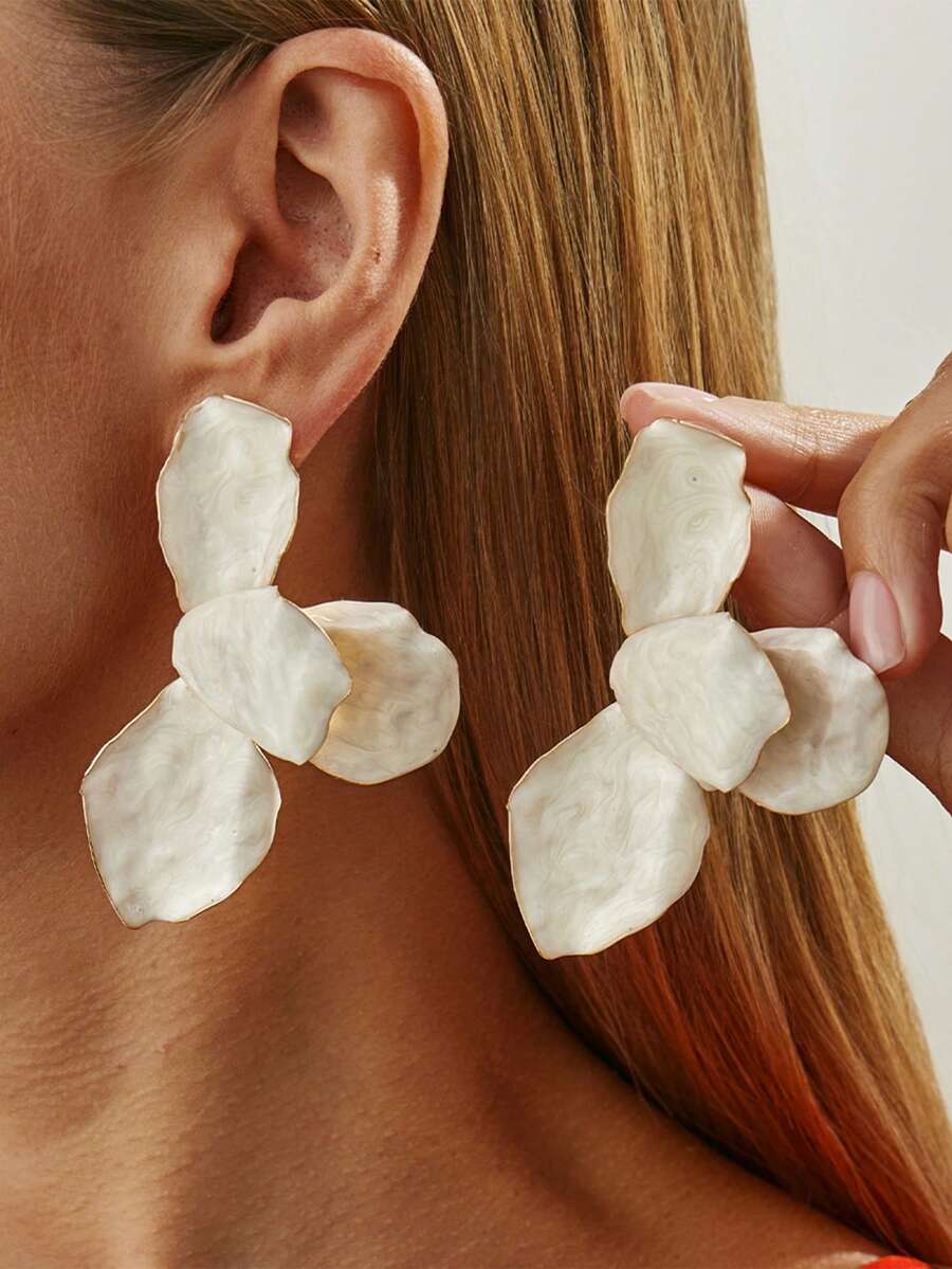 1 Pair Of Fashionable And Exaggerated Enamel Half Petal Flower Earrings, With A Unique Design Sense And Asymmetric Light Luxury Petal Earrings Suitable For Women's Daily Wear - White - View 1
