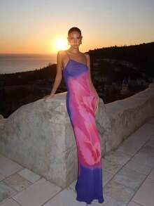 Vestido Maxi Asimétrico con Tirante Único, Estampado Tie-Dye Morado y Rosa, para Atardeceres y Cenas Elegantes - Rojo violeta - Ver 3