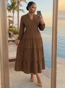 SHEIN Lady CURVE Vestido casual de fiesta elegante para vacaciones con cuello en V, estampado integral y fruncido para mujeres de talla grande - Marrón - Ver 5
