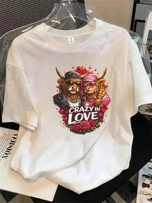 Top de mujer de cuello redondo y manga corta con un par de ositos de peluche y la divertida frase "Amor" estampada, apto para todas las estaciones. - Blanco - Ver 1