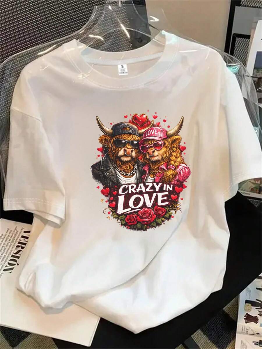 Top de mujer de cuello redondo y manga corta con un par de ositos de peluche y la divertida frase "Amor" estampada, apto para todas las estaciones. - Blanco - Ver 1