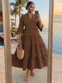 SHEIN Lady CURVE Vestido casual de fiesta elegante para vacaciones con cuello en V, estampado integral y fruncido para mujeres de talla grande - Marrón - Ver 1