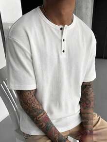 1件灰色亨利領短袖男士 Polo 衫 T-shirt，鈕扣門襟華夫格紋理，輕量透氣舒適，可機洗，美式街頭極簡休閒風，適合夏季日常通勤與休閒穿著 - 白色 - 查看 5