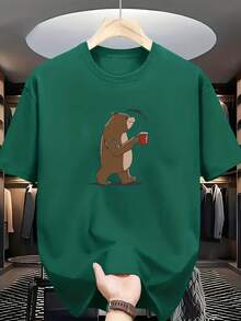 Camiseta de manga corta con cuello redondo y un oso marrón de dibujos animados sosteniendo una taza roja impresa en la parte delantera.La linda imagen del oso pardo transmite una atmósfera relajada y divertida. - Blanco - Ver 8