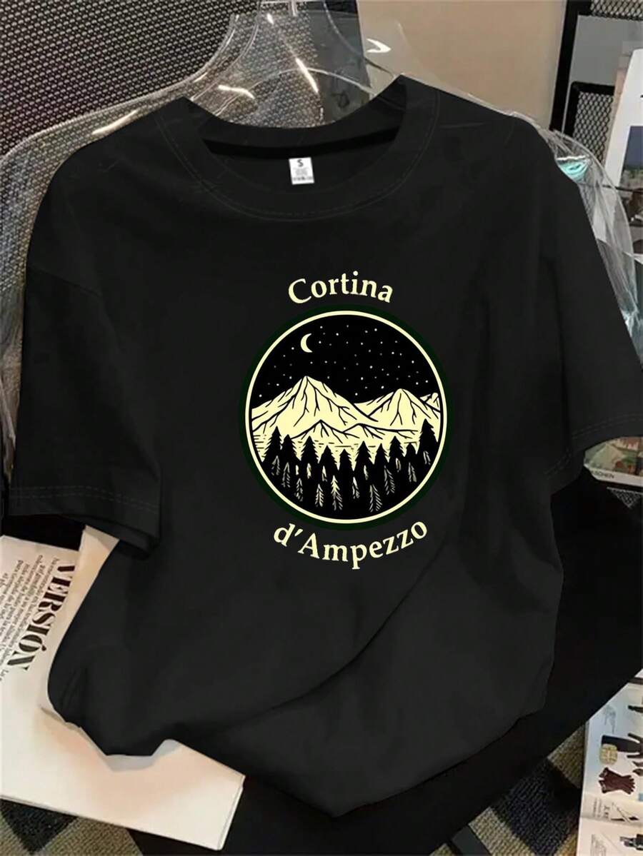 Top de mujer de manga corta y cuello redondo con estampado de logotipo en blanco y negro sobre un fondo de montaña, apto para todas las estaciones. - Negro - Ver 1
