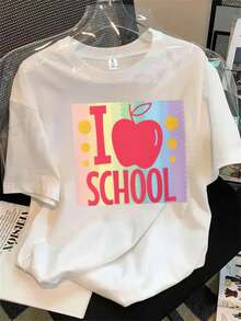 Camiseta de manga corta y cuello redondo para mujer con la imagen de una manzana y la frase "Me gusta la escuela" escrita en ella. El estampado es adecuado para todas las estaciones. - Blanco - Ver 1