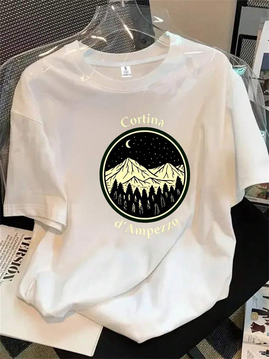 Top de mujer de manga corta y cuello redondo con estampado de logotipo en blanco y negro sobre un fondo de montaña, apto para todas las estaciones. - Blanco - Ver 1