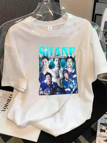Un grupo de jóvenes posa para la cámara con una camisa de manga corta y cuello redondo de mujer; el estampado es adecuado para todas las estaciones. - Blanco - Ver 1