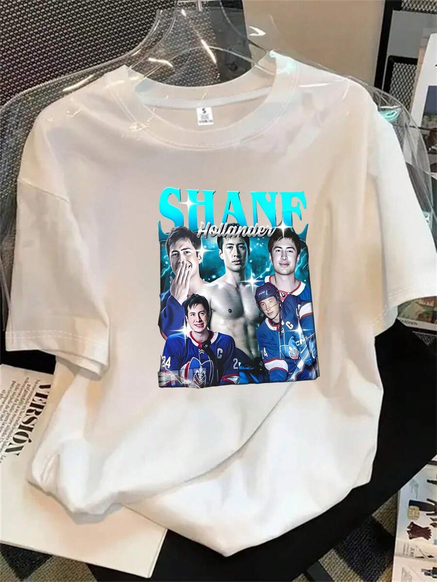 Un grupo de jóvenes posa para la cámara con una camisa de manga corta y cuello redondo de mujer; el estampado es adecuado para todas las estaciones. - Blanco - Ver 1