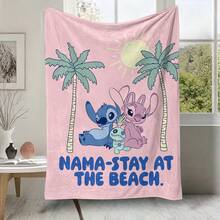 迪士尼史迪奇、安琪兒與史克蘭普「Nama-Stay At The Beach」法蘭絨披毯，柔軟舒適絨毛毛毯，熱帶棕櫚樹背景，適用於沙發、床鋪、客廳、臥室、辦公室、旅行，四季皆宜 - 顏色 1 - 查看 6
