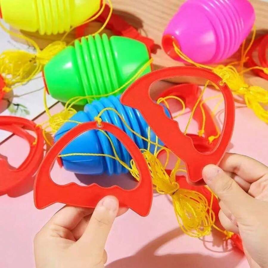 1 Stück interaktiver Zugball in zufälliger Farbe / Familien-Outdoor-Seilballspielzeug / Fördert motorische Fähigkeiten und Spielspaß / Weihnachts- und Halloween-Geschenk