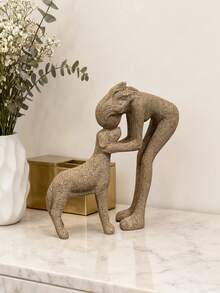 Estatua de resina de niña y perro - Acabado de piedra arenisca falsa - Recuerdo de una amistad conmovedora - Adecuado para uso en interiores y exteriores - Decoración de escritorio y jardín - Un deleite para los amantes de las mascotas - Regalo creativo para cumpleaños, Navidad y días festivos - Chica amante de los animales - Ver 9