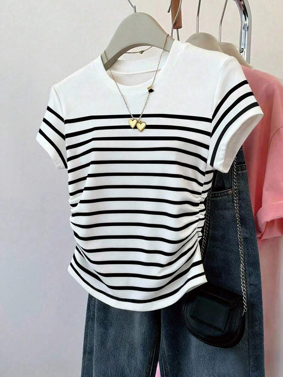 Camiseta casual de mujer de cuello redondo, manga corta, a rayas y fruncida, para verano - Blanco y Negro - Ver 1