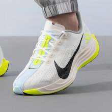 Zapatillas de running bajas Nike Pegasus Plus para hombre: cómodas, transpirables, antideslizantes y duraderas (para entrenamiento, competición y fitness urbano). - Blanco roto/negro - Ver 2