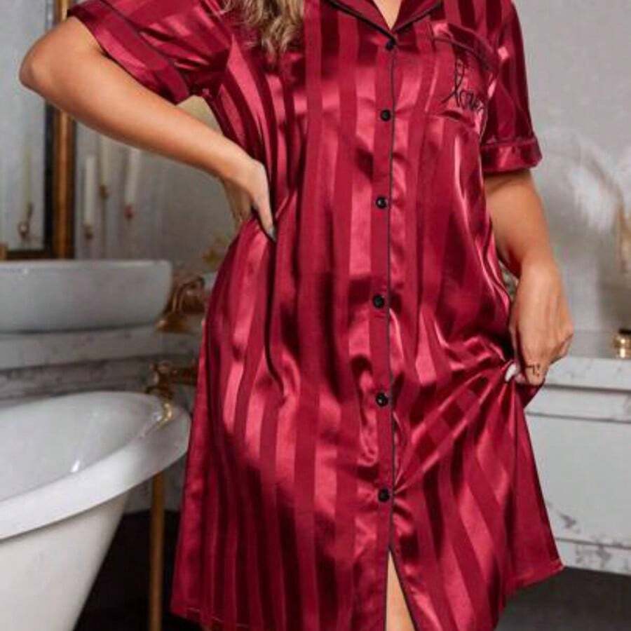 guangzhougaolangshangmao MuseNap CURVE Camisón de talla grande, Camisón sexy con cuello vuelto, manga corta, bolsillo bordado, rayas verticales jacquard de tafetán elástico - Burdeos - Ver 1