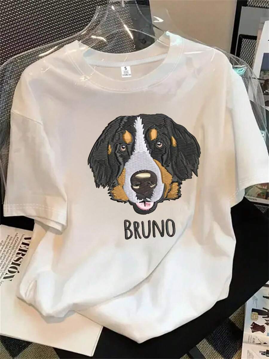 Camiseta de manga corta y cuello redondo para mujer con un perro blanco y negro y la palabra "PU" impresa en su cara, apta para todas las estaciones. - Blanco - Ver 1