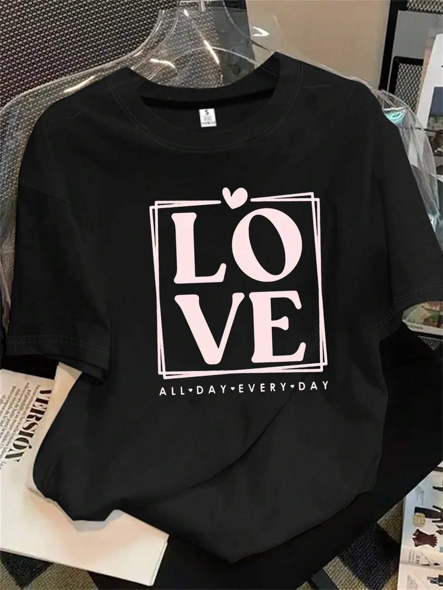 Top de mujer de manga corta y cuello redondo con estampado de un logo de corazón en el centro de la imagen, apto para todas las estaciones. - Negro - Ver 1