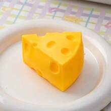 1 pieza Juguete de simulación de pastel de queso, rebanada triangular con agujeros realistas y textura de estiramiento, regalo de cumpleaños/decoración de escritorio/accesorio para fotos/ayuda para dormir ASMR/todas las estaciones - Multicolor - Ver 2