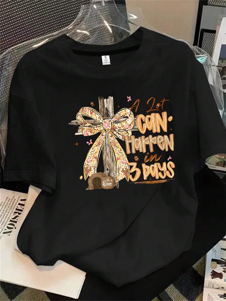 Top de mujer de manga corta y cuello redondo con una cruz, un lazo y dos palabras estampadas; el estampado es adecuado para todas las estaciones. - Negro - Ver 1