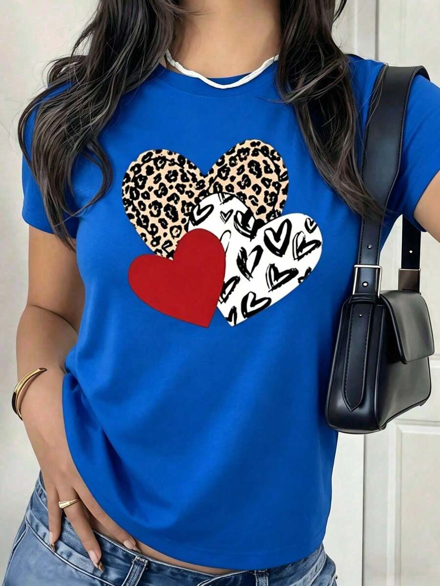 Plus Size Black T-Shirt With Three Heart Print (Leopard, Red And Abstract), Romantic Valentine's Day T-Shirt, Animal Print Blouse That Expresses Love, Gift Tops For Boyfriends And Dates, Y2K Vintage Streetwear Flirty Plus Size Style. - 藍色的 - 查看 1