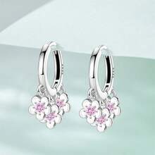 Un par de pendientes de plata de ley 925 con diamantes que presentan diseños originales de lágrima, trébol de cuatro hojas, flor, estrella de mar y fresa. Estos pendientes colgantes de circonita cúbica de colores ofrecen un aspecto fresco y versátil que es a la vez lujoso y delicado. Perfectos para el uso diario y para complementar, emanan un encanto alegre. - Multicolor - Ver 5