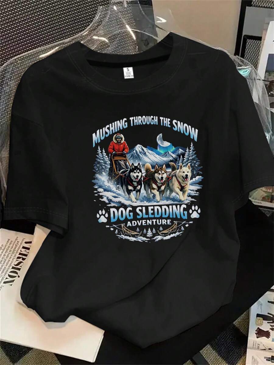 Camiseta de manga corta y cuello redondo para mujer con estampado de un grupo de perros tirando de una pala en la nieve, apta para todas las estaciones. - Negro - Ver 1