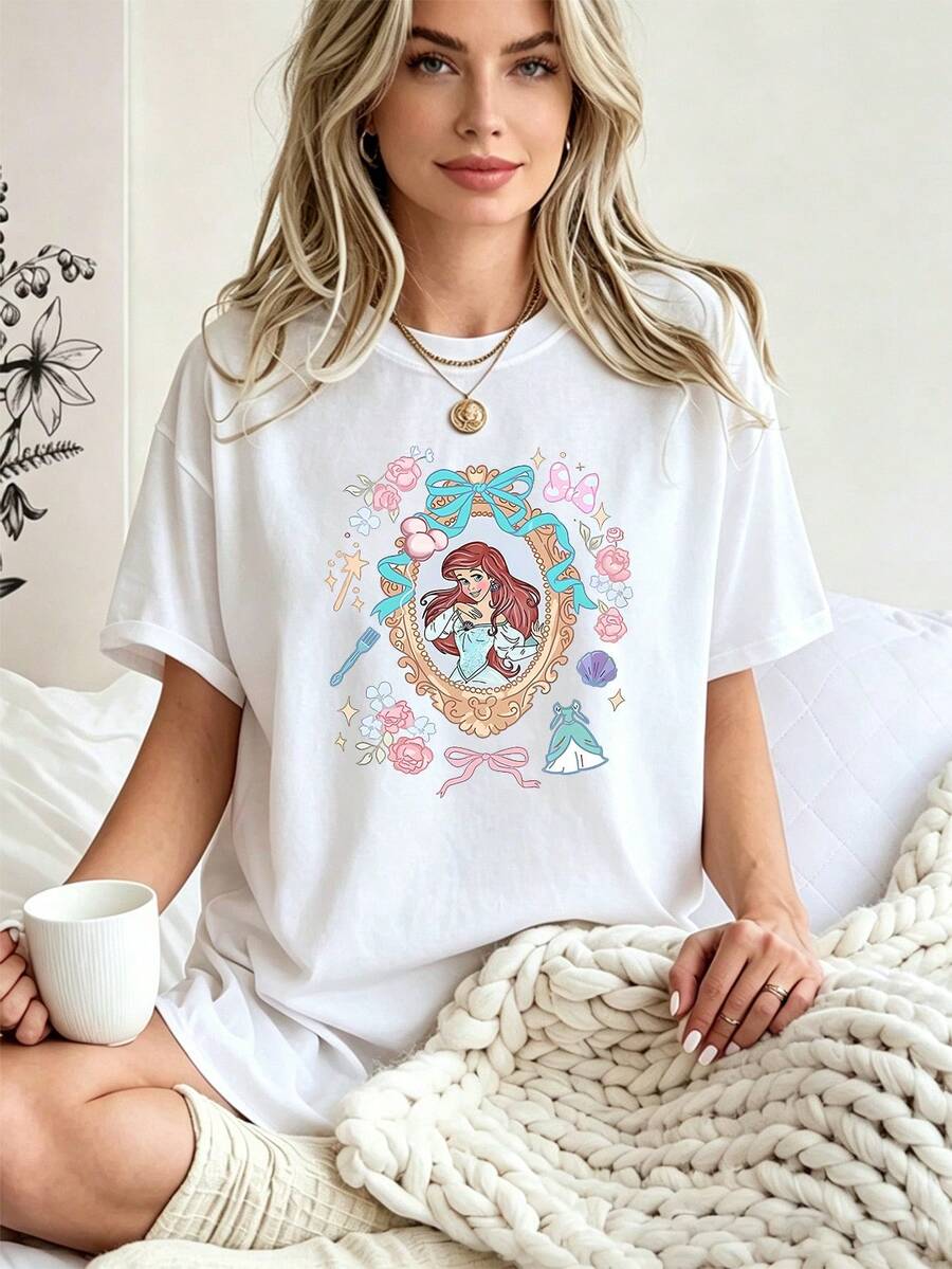 Breathable Cotton Disney Fan Tee | "The Ariel Print With Blue Bow & Floral Wreath | Girly Fantasy Short-Sleeve Shirt - 白色 - 查看 1