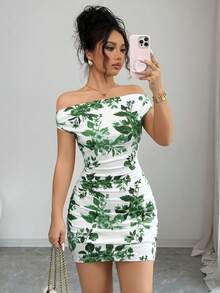 Nuevo vestido mini sexy con hombros descubiertos y fruncido para citas y vacaciones. Vestido mini elegante con estampado floral y hombros descubiertos para playa y vacaciones. Vestido mini ajustado con estampado floral de moda. - Verde - Ver 1