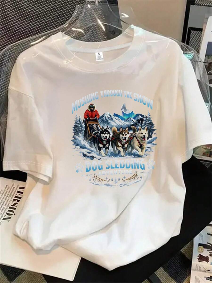 Camiseta de manga corta y cuello redondo para mujer con estampado de un grupo de perros tirando de una pala en la nieve, apta para todas las estaciones. - Blanco - View 1
