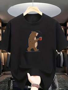 Camiseta de manga corta con cuello redondo y un oso marrón de dibujos animados sosteniendo una taza roja impresa en la parte delantera.La linda imagen del oso pardo transmite una atmósfera relajada y divertida. - Blanco - Ver 6