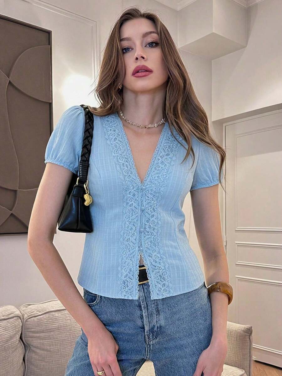 Blusa de mujer con cuello en V, botones y pliegues de encaje francés - Celeste - Ver 1