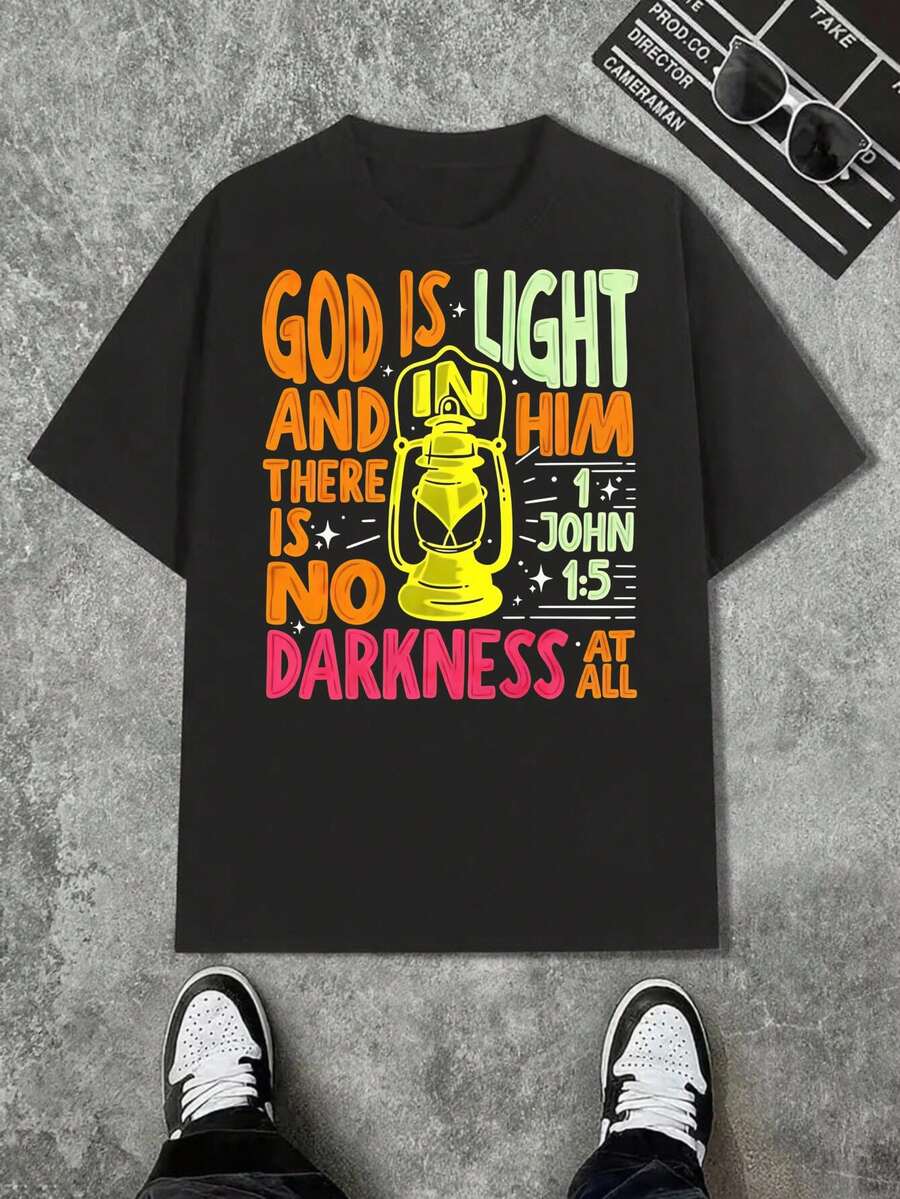Christliches T-Shirt Schwarz mit gelber Laterne & Bibelvers 1 Johannes 1:5 'GOTT IST LICHT' Grafik auf Vorder- und Rückseite, religiöses Freizeit-T-Shirt mit Rundhalsausschnitt aus Baumwolle für Kirche & Alltag, Oster-/Sommergeschenk für Männer und Frauen - Schwarz - Übersicht 1