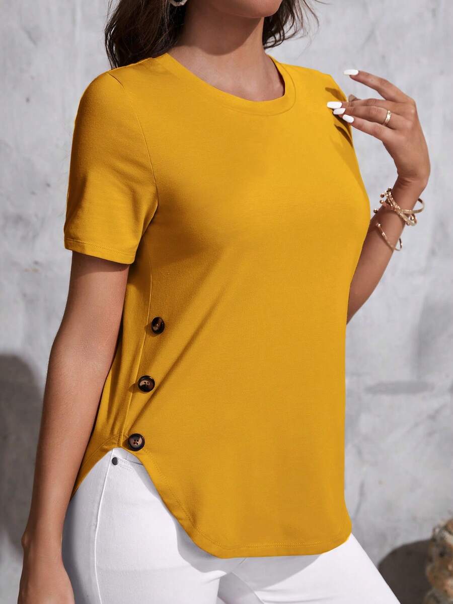 LUNE Camiseta casual de cuello redondo, mangas cortas y bajo curvo con detalle de botones en color liso - Mostaza Amarilla - Ver 1
