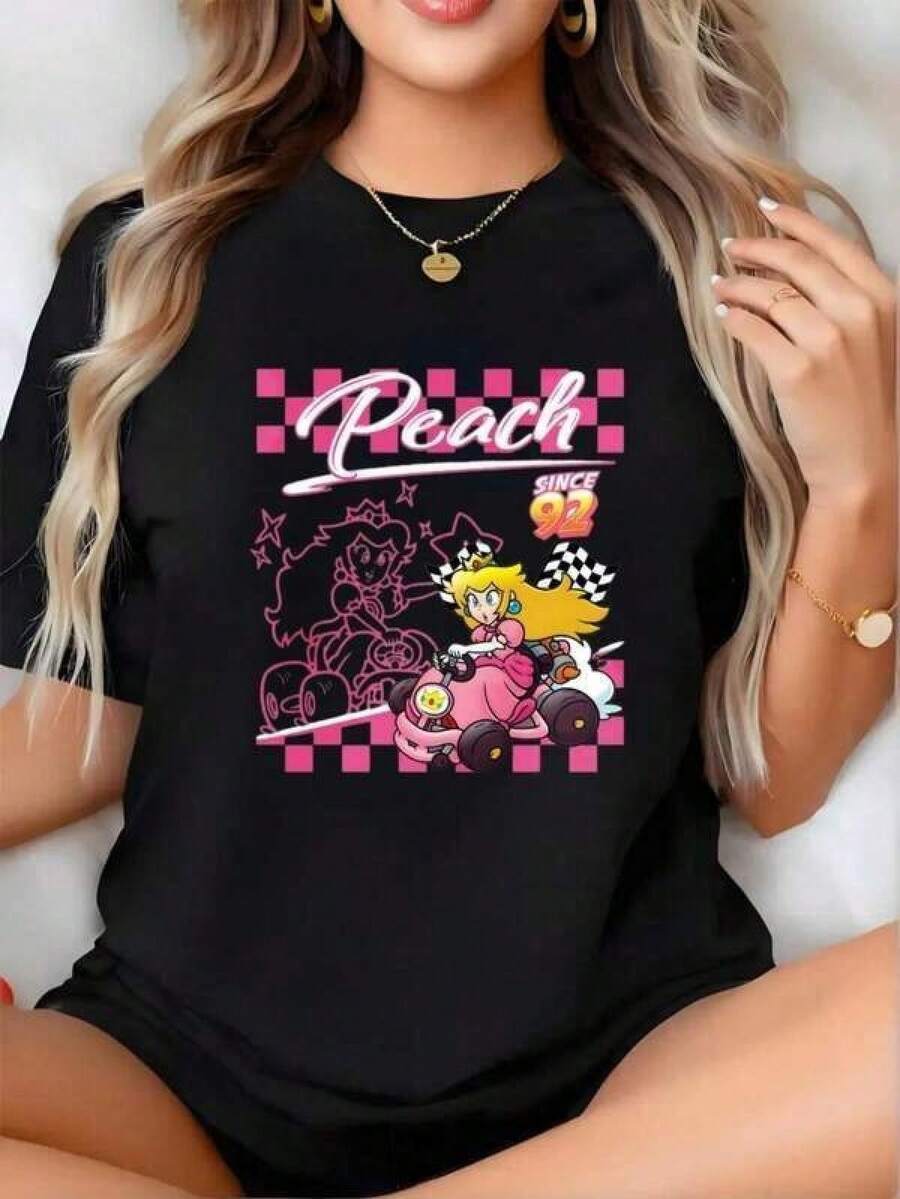 100% bomull kortärmad vardags-t-shirt, farsdagspresent, streetwear Y2K sommaroutfit, herrtoppar, sommar-t-shirt för män, t-shirt för män, farsdagspresent, t-shirts för kvinnor / t-shirts, Campus Peach t-shirts från 92 Kart Princess 100%, kortärmad och rundhalsad / mjuk och bekväm / present till fester, skickas från lokalt lager. Tillverkad av andningsbar 100% bomull, perfekt för att tillföra nostalgiska, roliga vibbar till outfits under avslappnade sammankomster, musikevenemang eller vardagsbruk. Herr-t-shirt med tryck, kortärmad och rundhalsad, är utmärkta presenter till vänner och familj. 100% bomulls-t-shirts har en ungdomlig och moderiktig design, enkel styling, visar upp din unika stil. Grafisk t-shirt, present till män, streetwear sommarkläder. - Svart - Visa 1
