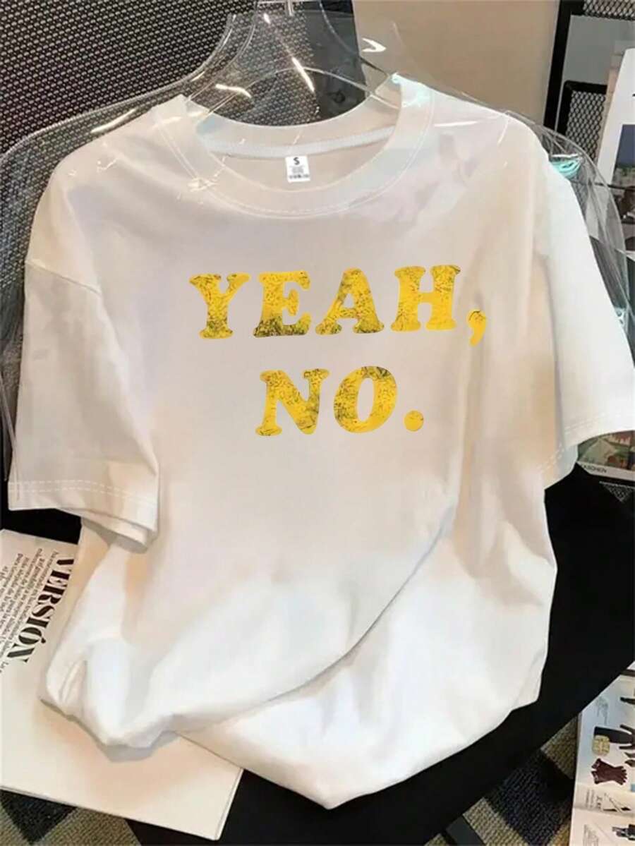 Top de mujer de manga corta y cuello redondo con estampado floral amarillo y texto, apto para todas las estaciones. - Blanco - Ver 1