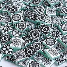 100g/200g Azulejos de Mosaico de Vidrio con Patrón de Mandala Blanco y Negro, Piezas de Mosaico con Superficie Rociada de 2.3*2.3CM, Adecuados para Artes & Manualidades, Proyectos DIY, Sala de Estar, Cocina, Baño, Decoración del Hogar, Decoración de Paredes y Pisos de Creatividad Artística, Material de Manualidades DIY - HBMP - Ver 3