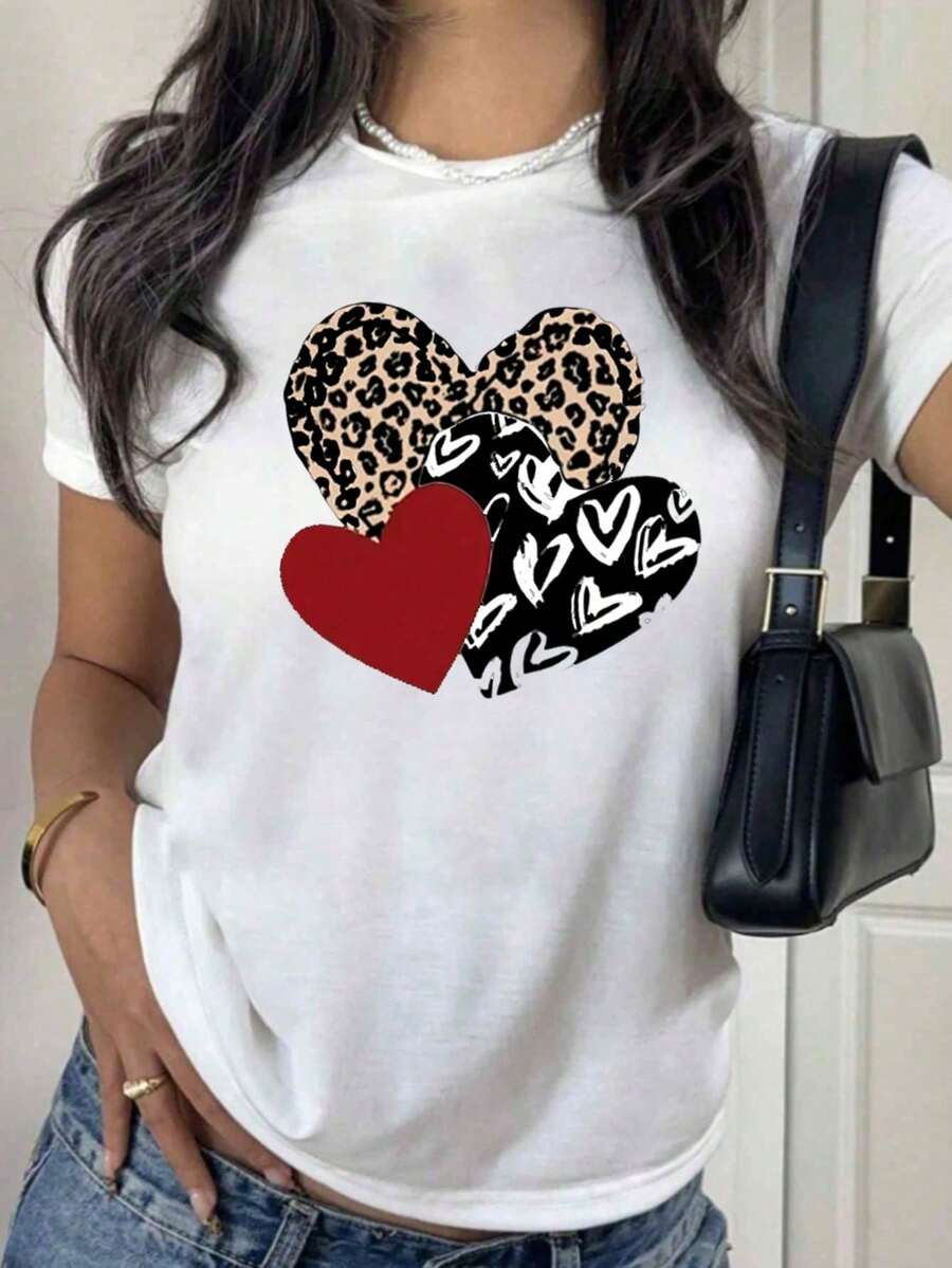 Plus Size Black T-Shirt With Three Heart Print (Leopard, Red And Abstract), Romantic Valentine's Day T-Shirt, Animal Print Blouse That Expresses Love, Gift Tops For Boyfriends And Dates, Y2K Vintage Streetwear Flirty Plus Size Style. - 白色的 - 查看 1
