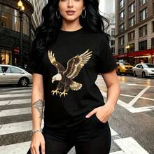 Camiseta de mujer con estampado de águila real con alas desplegadas en tonos dorados y marrones sobre fondo negro - camiseta casual de manga corta con ajuste cómodo y elegante, estilo urbano y moderno - ideal para paseos por la ciudad, salidas casual - Negro - Ver 7