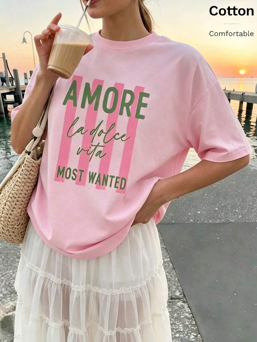女款粉色圓領短袖T恤，休閒落肩設計，印有「Amore La Dolce Vita」標語，輕量針織上衣，適合夏季時尚外出 - 粉色 - 查看 1